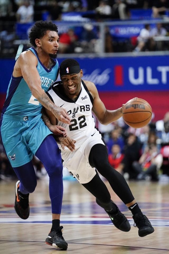 圣安东尼奥马刺首回合大胜本菲卡，武大靖砍下6记关键球，全场沸腾的简单介绍